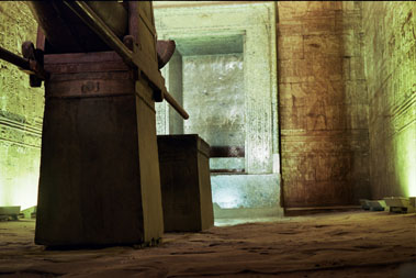 au fond le naos qui contenait l'effigie du dieu Horus